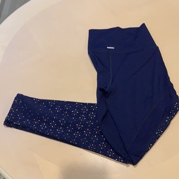 Aerie Chill Play Move leggings Navy flower overlay - Picture 2 of 6